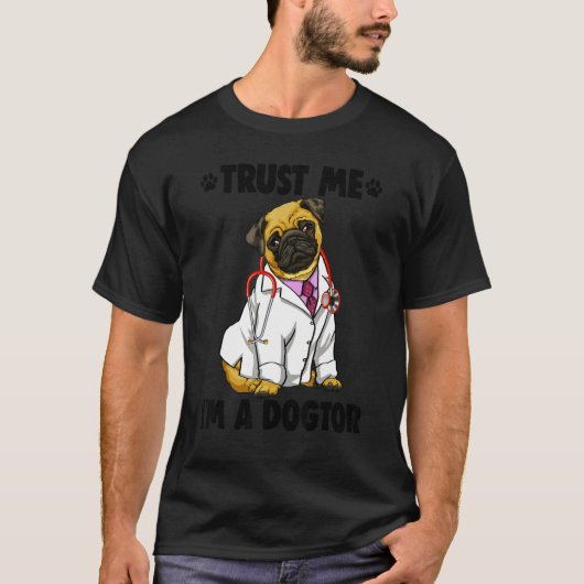 Trust Me I'm Dogtor Pug   Women Love Doggy Doctor Tシャツ (正面)