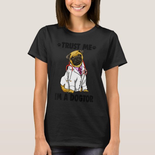 Trust Me I'm Dogtor Pug   Women Love Doggy Doctor Tシャツ (正面)