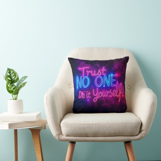 Trust No One – Do It Yourself Neon Motivational  クッション (椅子)