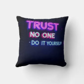 Trust No One – Do It Yourself Neon Motivational  クッション (裏面)