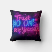 Trust No One – Do It Yourself Neon Motivational  クッション (正面)