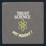 Trust Science not Morons ストーンコースター<br><div class="desc">このデザインは素晴らし、皮肉なユーモアの感覚を持つおたくのためのレトロなギークギフトアイディアである。この愛国的なデザインで気づく。</div>