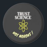 Trust Science not Morons マグネット<br><div class="desc">このデザインは素晴らし、皮肉なユーモアの感覚を持つおたくのためのレトロなギークギフトアイディアである。この愛国的なデザインで気づく。</div>