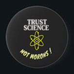 Trust Science not Morons 缶バッジ<br><div class="desc">このデザインは素晴らし、皮肉なユーモアの感覚を持つおたくのためのレトロなギークギフトアイディアである。この愛国的なデザインで気づく。</div>