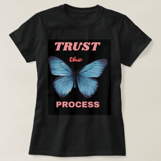 Trust the Process ブラック半袖Tシャツ – Tシャツ (デザイン正面)