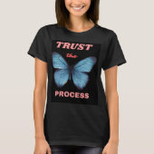 Trust the Process ブラック半袖Tシャツ – Tシャツ (正面)