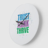 Trust Think Thrive - モチベーションを高める名言デザイン ラージ壁時計 (傾斜)