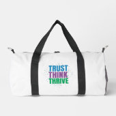 Trust Think Thrive – Motivational Quote Design ダッフルバッグ (正面)
