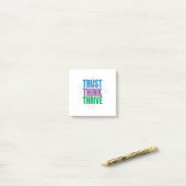 Trust Think Thrive – Motivational Quote Design ポストイット (デスク上)