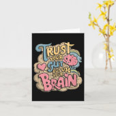 Trust Your Gut But Use Your Brain Motivational Des カード (黄色い花)