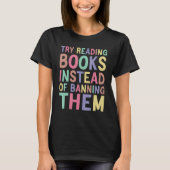 try reading books instead of banning them Groovy B Tシャツ (正面)