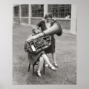 Tuba 1928年を演じている女の子。 ヴィンテージの写真 ポスター