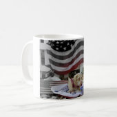 Tuckerはゴーグルアメリカのコーヒー・マグを身に着けています コーヒーマグカップ (正面左)