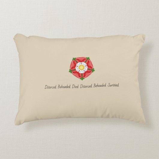 Tudorのばら色のアクセントの枕を持つTudorの妻 アクセントクッション (正面)