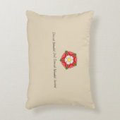 Tudorのばら色のアクセントの枕を持つTudorの妻 アクセントクッション (正面(垂直))