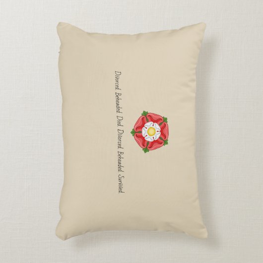 Tudorのばら色のアクセントの枕を持つTudorの妻 アクセントクッション (正面(垂直))