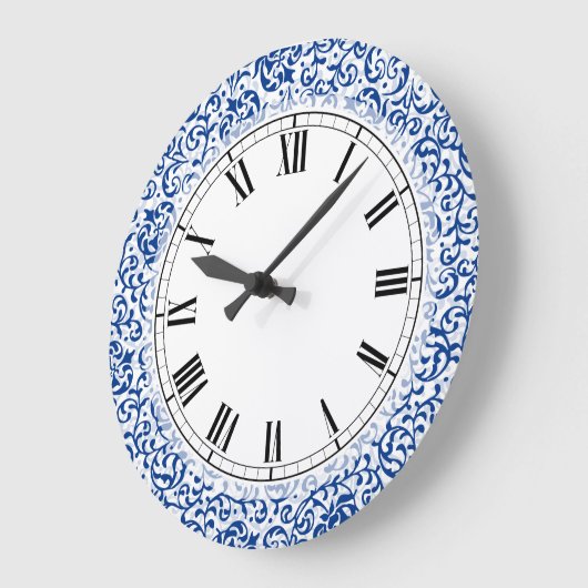 Tudorの青および白いばら色のダマスク織 ラージ壁時計 (傾斜)