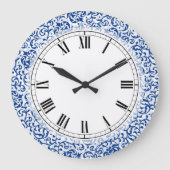 Tudorの青および白いばら色のダマスク織 ラージ壁時計 (正面)