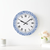 Tudorの青および白いばら色のダマスク織 ラージ壁時計 (ホーム)