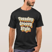 Tuesday Groovy Style 70er Retro Design Tシャツ (正面)