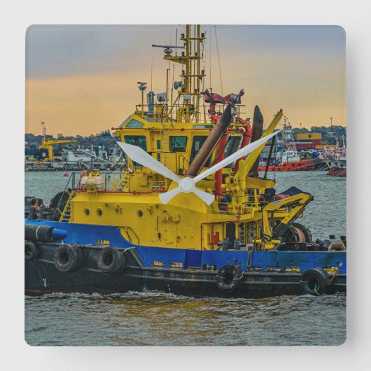 Tugboat sailing at river, montevideo, uruguay スクエア壁時計 (正面)
