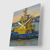 Tugboat sailing at river, montevideo, uruguay スクエア壁時計 (傾斜)