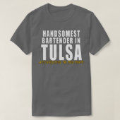 TulsaでHandsomest Bartender私の母によると Tシャツ (デザイン正面)