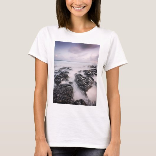 Tulumの溶岩のビーチ Tシャツ (正面)