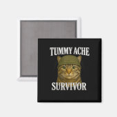 Tummy Ache Surviver CatミームおもしろいKitten Gift Men マグネット (正面/裏面)