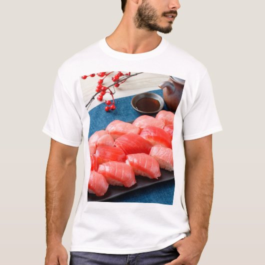 Tuna Parade – Red Gradient Tシャツ (正面)