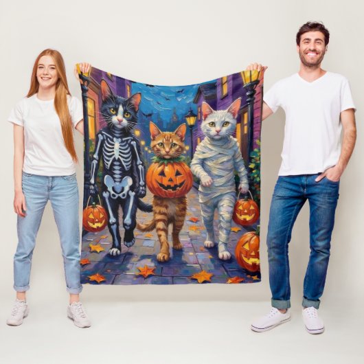 Turkish Angora Cats In Halloween Costumes フリースブランケット (インサイチュ)