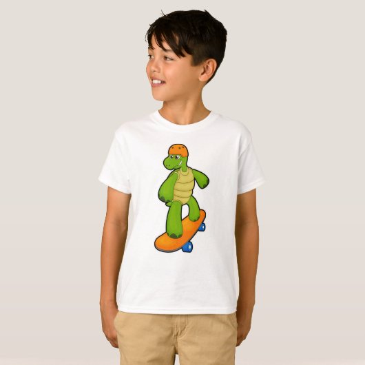 Turtle as Skateboarder with Skateboard & Helmet Tシャツ (正面フル)