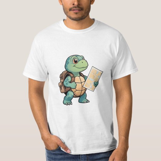 Turtle Explorer with Map – Cute Travel Art. Tシャツ (正面)