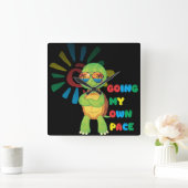 Turtle going at his own pace スクエア壁時計 (ホーム)