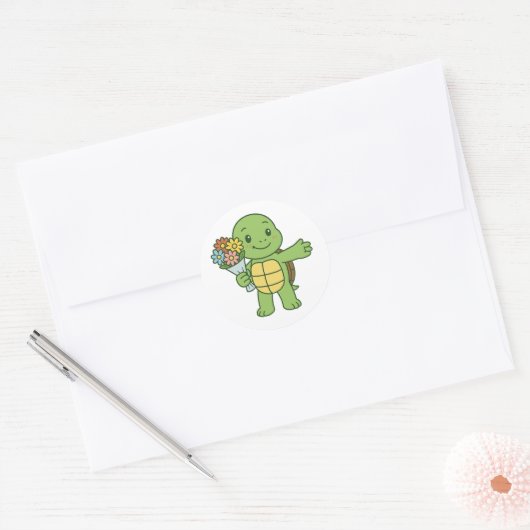 Turtle holding a bouquet of flower ラウンドシール (封筒)