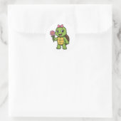 Turtle holding a flower ラウンドシール (バッグ)