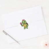 Turtle holding a flower ラウンドシール (封筒)