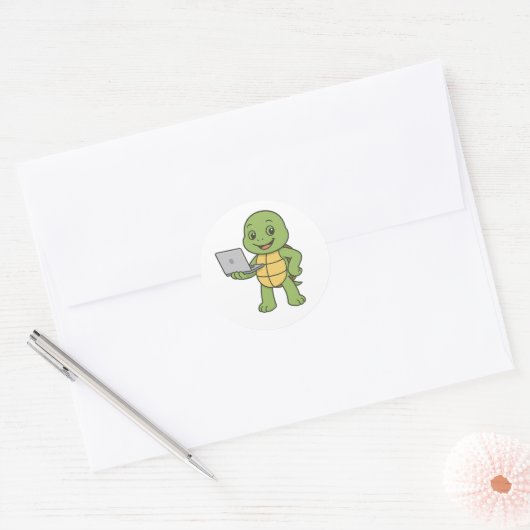 Turtle working on laptop ラウンドシール (封筒)