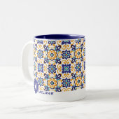 Tuscan Verve Vibrant Scrollwork  Mediterranean  ツートーンマグカップ (正面左)
