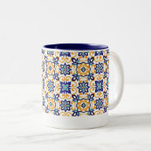 Tuscan Verve Vibrant Scrollwork  Mediterranean  ツートーンマグカップ (正面右)
