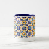 Tuscan Verve Vibrant Scrollwork  Mediterranean  ツートーンマグカップ (中央)