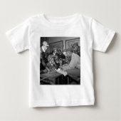 Tuskegeeのパイロットの332nd戦闘機のグループのパイロット ベビーTシャツ (正面)