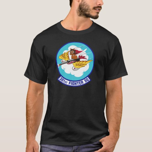 Tuskegeeのパイロット、301戦闘機スクエアTuskegeeの赤い尾 Tシャツ (正面)