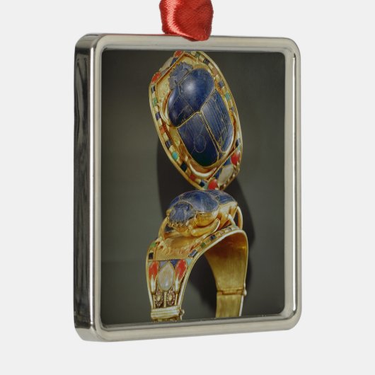 Tutankhamunの墓からのオオタマオシコガネのブレスレット、 メタルオーナメント (右)