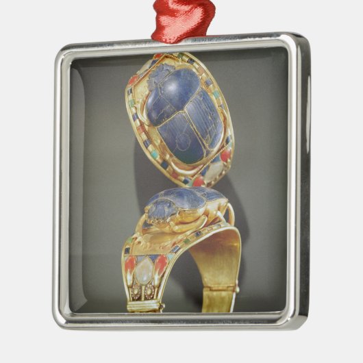 Tutankhamunの墓からのオオタマオシコガネのブレスレット、 メタルオーナメント (左)