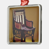 Tutankhamunの墓からの子供の椅子、 メタルオーナメント (左)