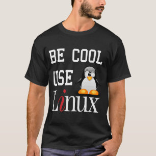 Tux PenguinがLinuxのスローガンクールを使用する Tシャツ