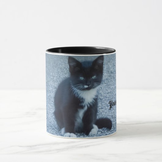 Tuxedoの黒と白の子猫をパーソナライズ マグカップ (中央)