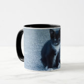 Tuxedoの黒と白の子猫をパーソナライズ マグカップ (正面左)