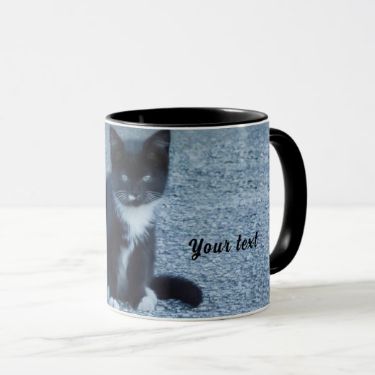 Tuxedoの黒と白の子猫をパーソナライズ マグカップ (正面右)